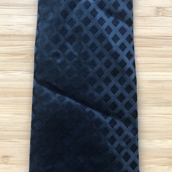 Kenneth Cole Silk Neck Tie - Picture 5 of 6